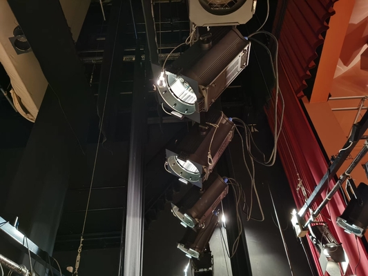 İyi bir fiyat. 300W LED CRI95 Sahne Işığı RGBALC 6 In 1 Otomatik Zoom Fresnel Spot Light With Color Management System çevrimiçi
